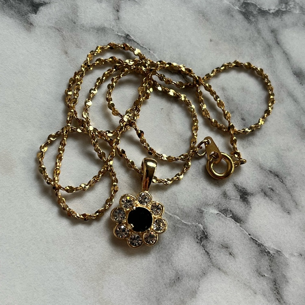 Dainty Gold blue sapphire flower Necklace classic stunning simple elegant babe - Picture 4 of 16
